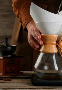Taza de espresso y café filtrado mostrando las diferencias de intensidad, cuerpo y notas de sabor en el café de especialidad